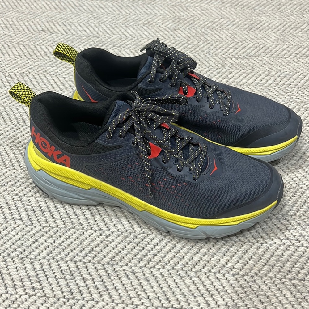 HOKA ONE ONE CHALLENGR ATR 6.  SIZE  9